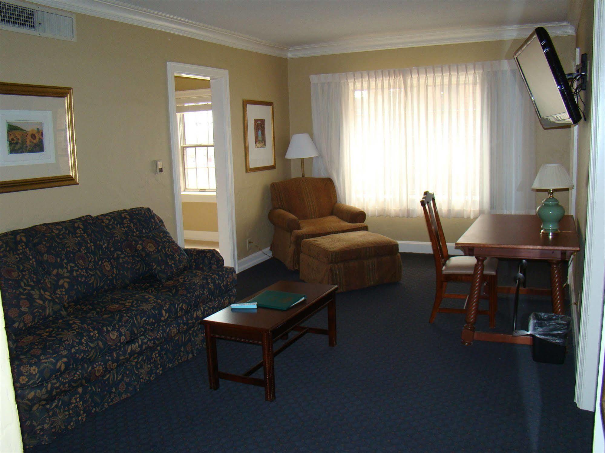 Senate Suites Extended Stay Hotel Topeka Exterior photo